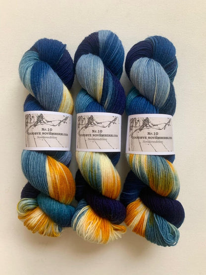 Atelier Franziska Uhl Handgefärbte Sockenwolle - BONIFAKTUR - Goodbye Novemberblues 10 - Atelier Franziska Uhl Atelier Franziska Uhl Handgefärbte Sockenwolle Goodbye Novemberblues 10