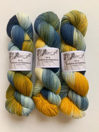 Atelier Franziska Uhl Handgefärbte Sockenwolle - BONIFAKTUR - Goodbye Novemberblues 4 - Atelier Franziska Uhl Atelier Franziska Uhl Handgefärbte Sockenwolle Goodbye Novemberblues 4
