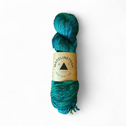 Madelinetosh Tosh Merino Light - BONIFAKTUR - Fir Wreath - Madelinetosh Madelinetosh Tosh Merino Light Farben A - H Fir Wreath